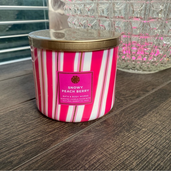Snowy Peach Berry 3 Wick Candle Bath and Body Works - Picture 2 of 7